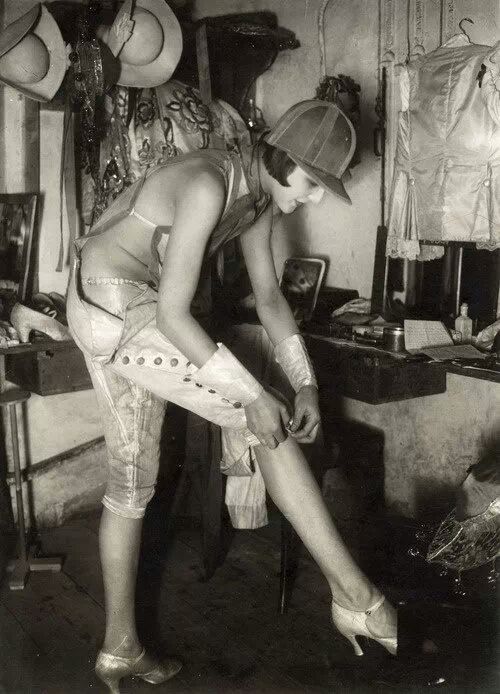  Chrorus girl in the backstage. 