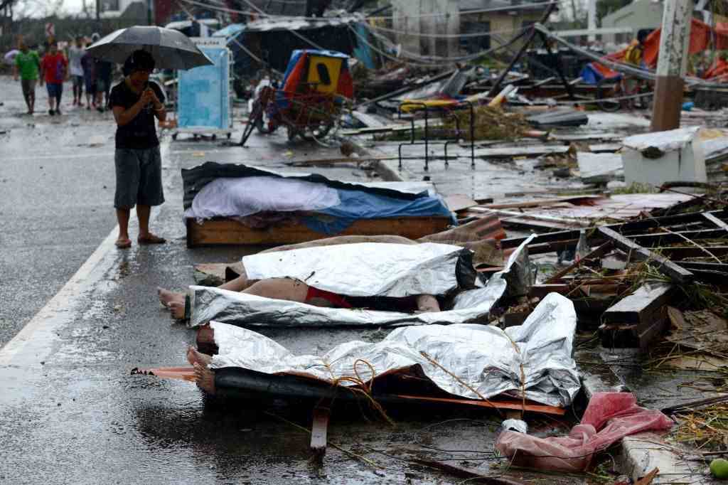 Un tifón devastó Filipinas y dejó más de 10 mil muertos y unos 2.000 desaparecidos. Se convirtió en el desastre natural más mortífero registrado en este país, según estimaciones de las autoridades. Hay ciudades enteras destruidas y hoy llega a...