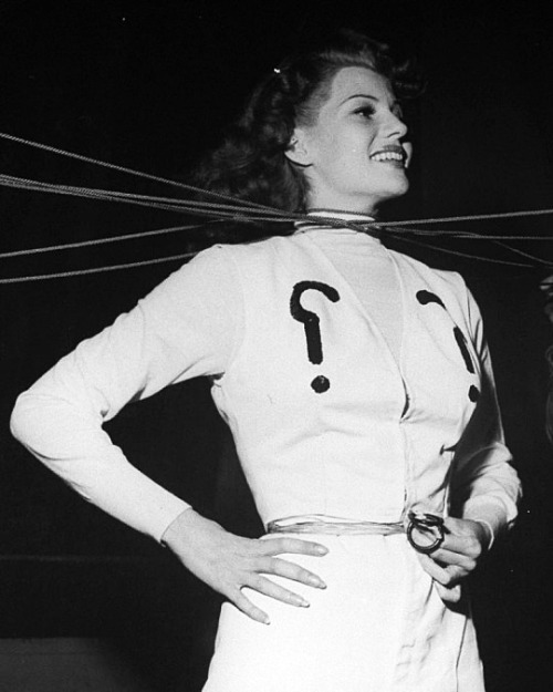 theritahaywortharchive:Rita Hayworth performing in The Mercury Wonder Show, 1943