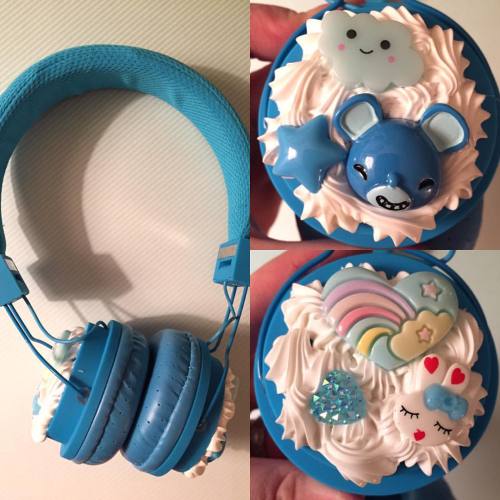 These super kawaii blue headphones are looking for a new home at Anime USA Artist Alley! #decoden #a