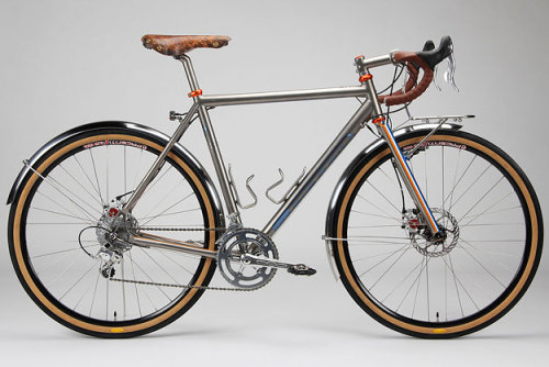 singularitas: Damn — another beautiful 650b randonneur tainted by disc brakes.