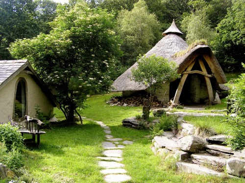 the-last-hair-bender:voiceofnature:The beautiful Cae Mabon in north Wales looks like a real fairytal