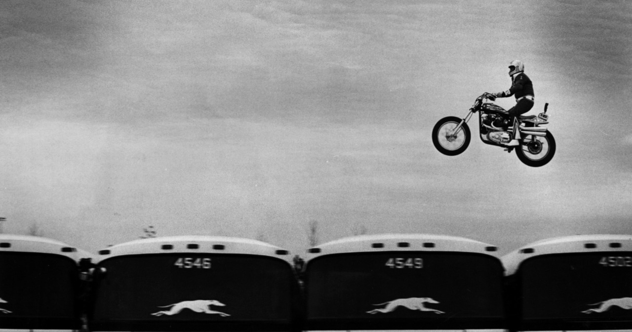 humanoidhistory:  Evel Knievel jumps over buses, October 25, 1975. Photo by Tom Hubbard.