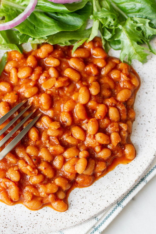 Healthy Baked Beans (via The Simple Veganista)… (Instant Pot or Slow Cooker)… Full of 