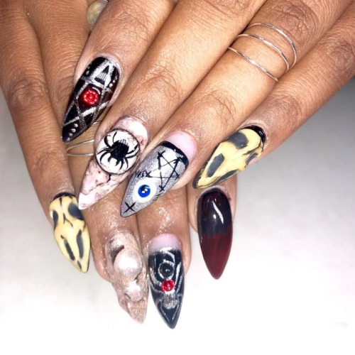 Another Halloween set for @spvrrow inspired by @sohotrightnail designs by me set by @ellendoesnails 