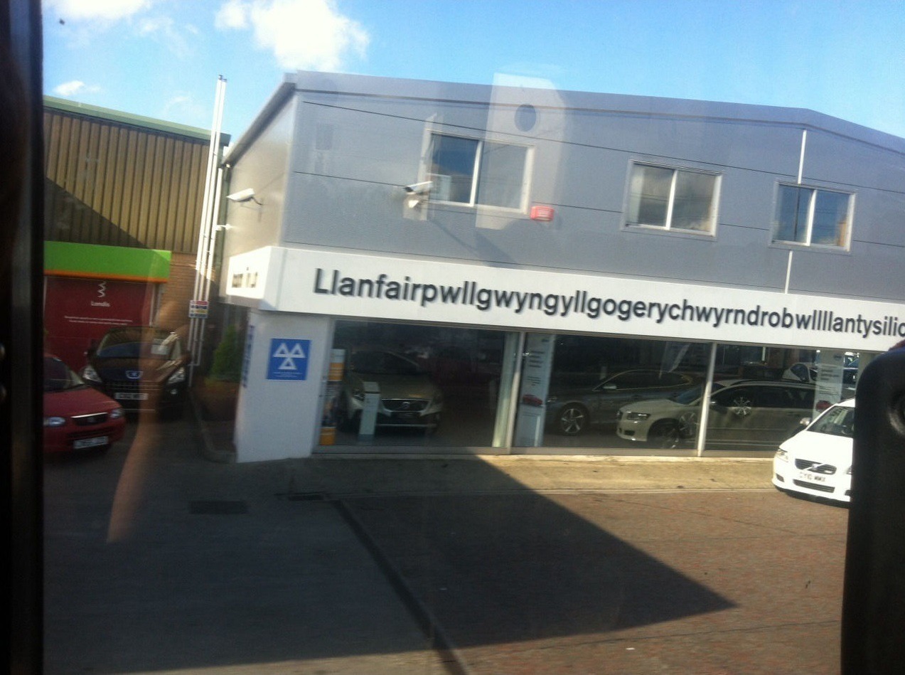 mehueleelpitoacanela:  Llanfairpwllgwyngyllgogerychwyrndrobwllllantysilic