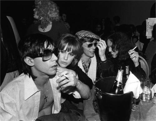 Iggy Pop, Cyrinda Fox, David Bowie &amp; Lisa Robinson, NYC, 1977 - © BOB GRUEN,&