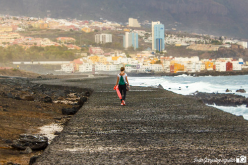 La chica de los auriculares y la mirada perdida, Puerto de la Cruz, Tenerife.elfotografoantisocial.t