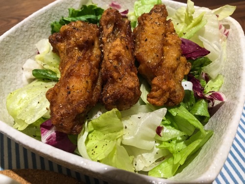 syokujirock:  きのこのチーズ焼き、手羽中唐揚げサラダ、冷奴、らっきょう漬け