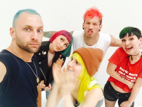 prollydun:twentyonered-duns:asluckyasus:yelyahwilliams: just some skittles hanging outso many colors