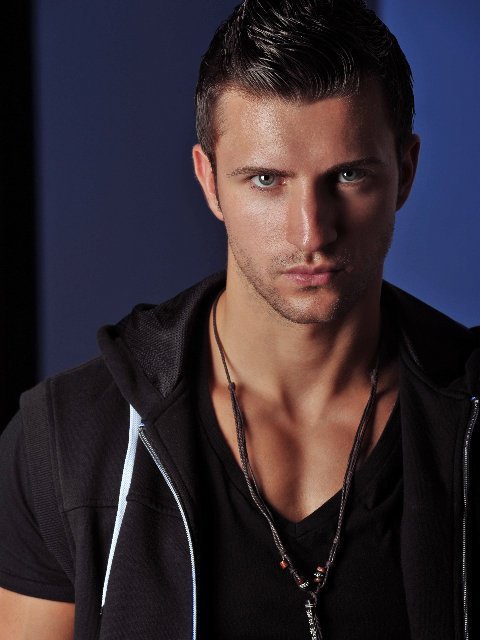 handsome-boys:  Kamil Nicalek - http://handsomeboys.tk