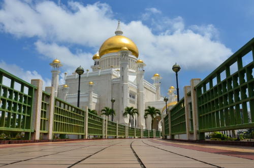 (via 500px / Sultan Omar Ali Saifuddien Mosque by Vey Telmo)Bandar Seri Begawan, Brunei