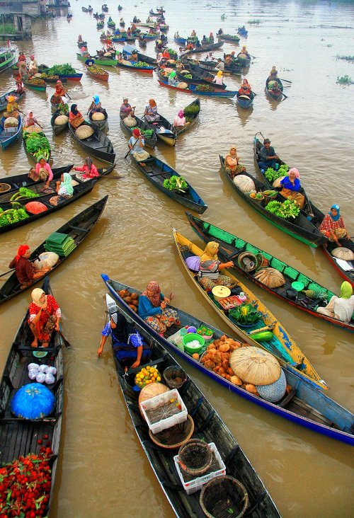 nubbsgalore:the lok baintan floating farmers market is located outside banjarmasin, south borneo, in