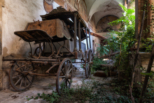 steampunktendencies: Stunning Abandoned Homes Are Surprisingly Full Of Life “Abandoned homes a