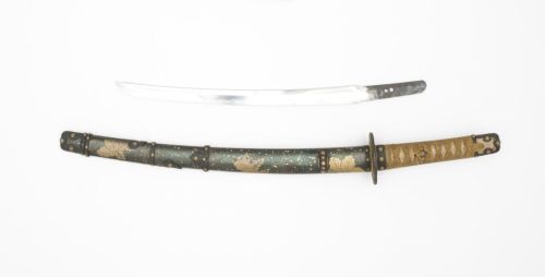 art-of-swords:  Short Sword Blade and Mountings from Daisho Pair of Swords Maker: Yokoyama Sukenaga (Japan, Kyoto, active 1830-1851) Dated: 18th to 19th century Medium: steel, copper, gold foil, lacquer on wood, shakudo, silk Measurements: scabbard: 25