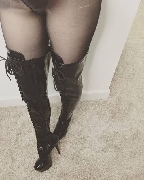 latexgame: Nearly 3 ft of legs #longlegs #overkneeboots #bootfetish #boots #platform #pleasers #lac