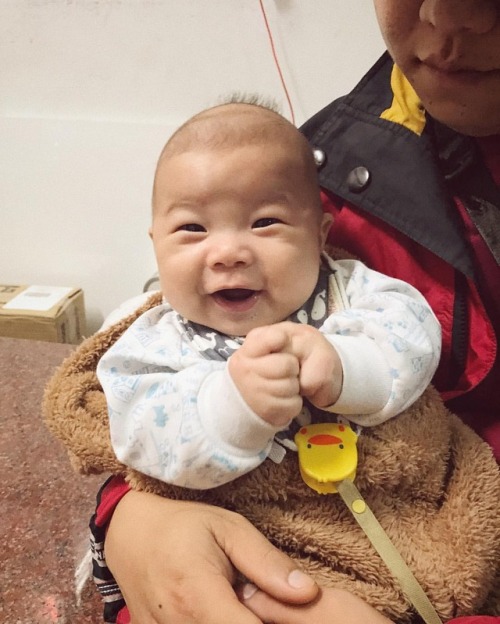 #大舅週記 阿米米笑咳咳：「恭喜恭喜！」 - #mynephew #cute #baby #newborn #family www.instagram.com/p/BtpenWvnyw