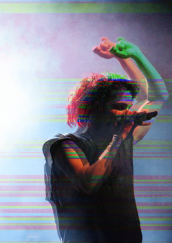 raised-in-thunder:  Gerard Way glitched 
