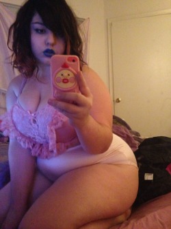 ipromiseiamgettingthere:  killerkurves:  slayboybunny:  i was listening to beyonce when i took these can u tell   Cutest leingre ever. Js  Sexy