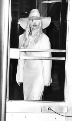 black-and-white-gaga:November 8th 2013