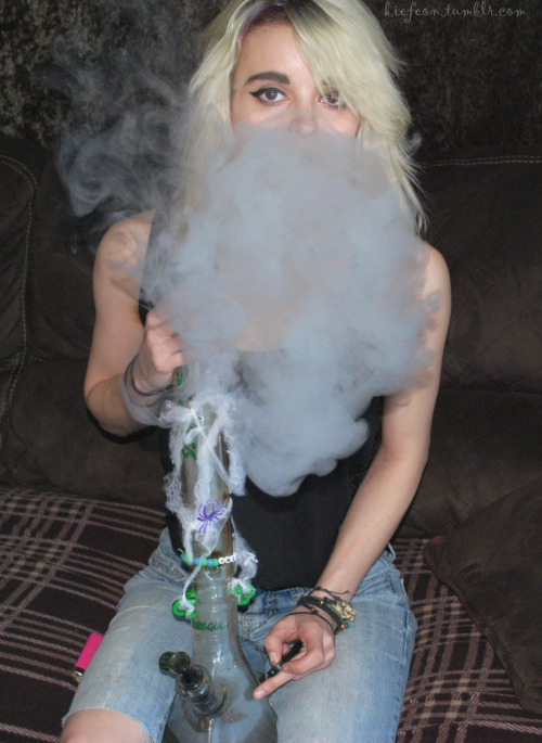 kiefeon:looks like im flipping off the camera, when its really how im just holding the remote :p 