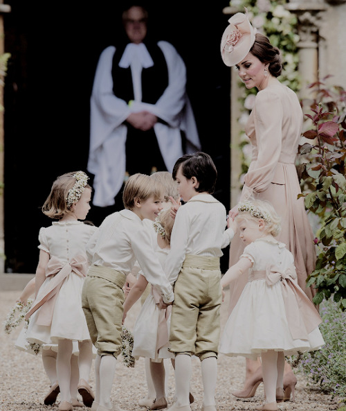 duchesscambridges:The Duchess of Cambridge being the total momma bear that she is♡