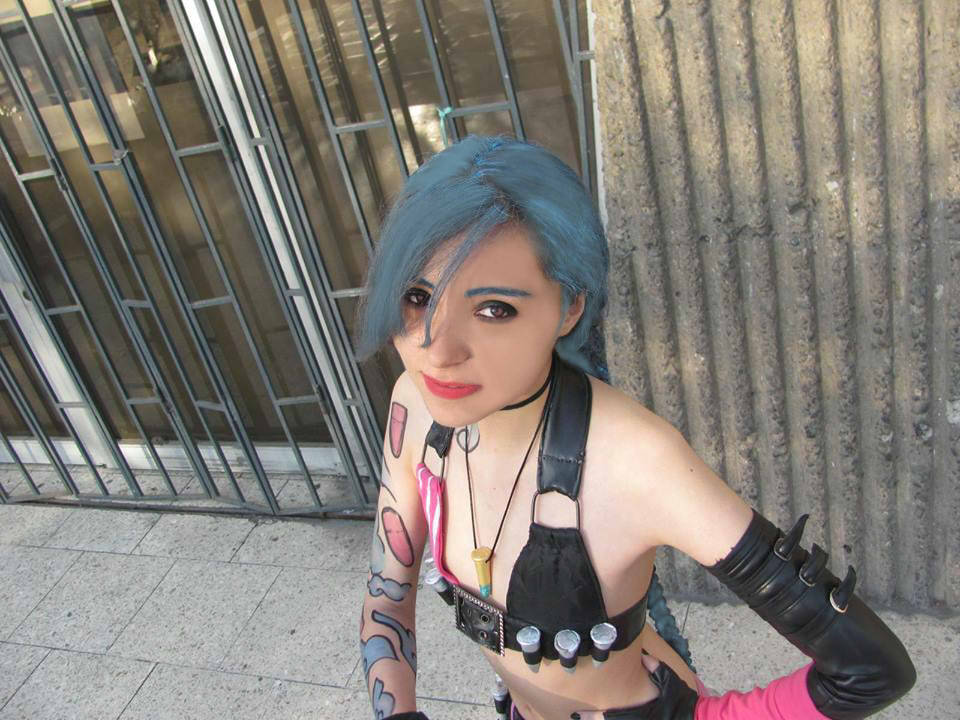 league-of-legends-sexy-girls:Jinx Cosplay