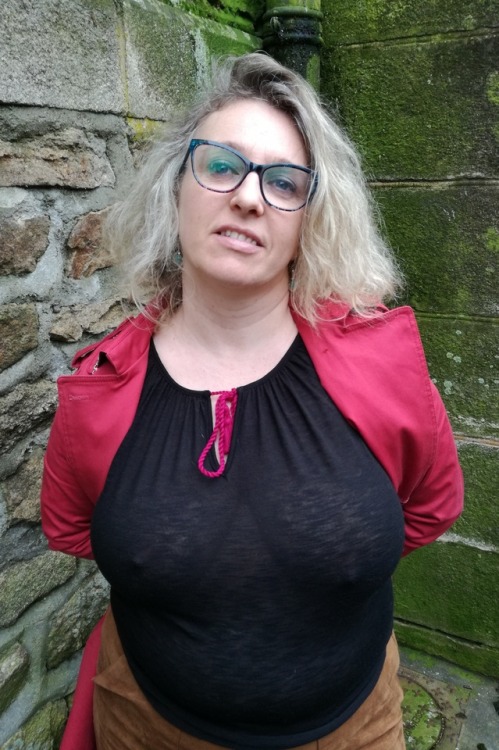 fkkpaar: zsclions1962: mitt40erin: So laufe ich im Sommer auch rum. Nur noch mit Mini und kein Slip 