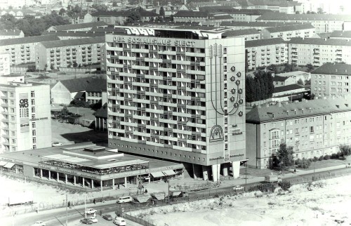 anemoneberlin: „Der Sozialismus siegt“ Pirnaisches Tor in Dresden, 1969. Foto: W. Viebig