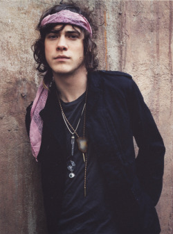 mysterydisease:  Andrew VanWyngarden, 2008. Photo by Melanie Elbaz 