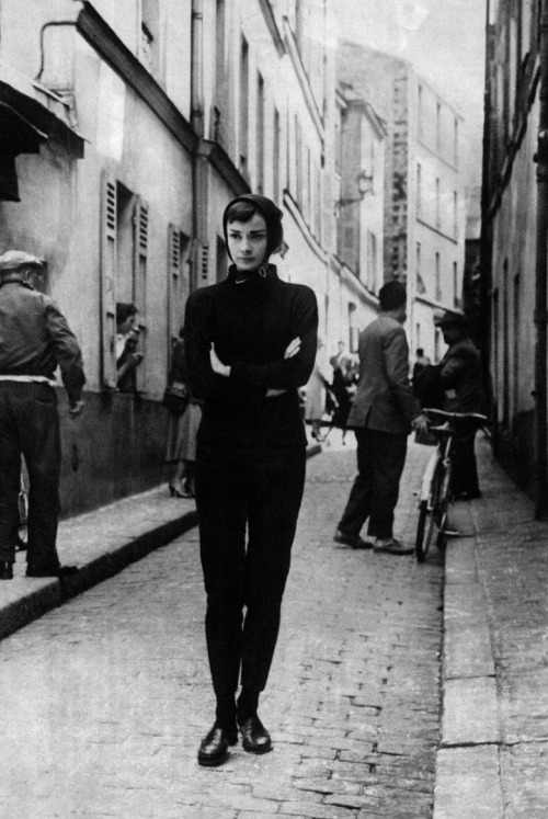 Audrey Hepburn in Montmartre ,  during a break in the filming of “Funny Face”, in May 1956.