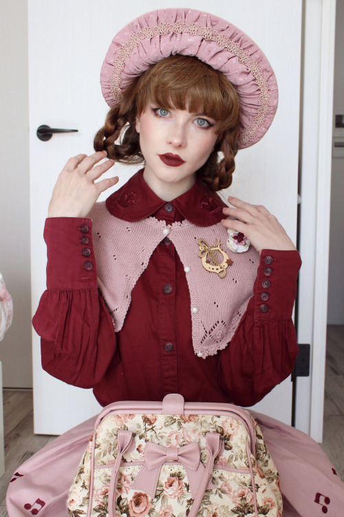 I know my normal lolita style tends to be more on the elegant and vintage/historical side, but here&