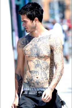 realmenstink:  YOUNG TATTED HOTTIE !!! 