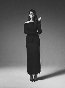retr0:  &ldquo;I’m not super comfortable in my skin. I have to make it work for me, and that usually amounts to making it uncomfortable for everyone else.&rdquo; -Aubrey Plaza 