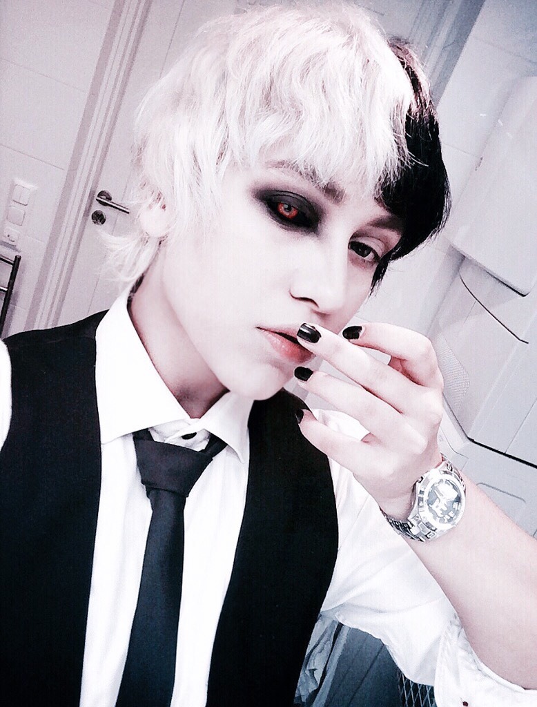 tacticalmikuru:  Figured I could cosplay both white and black haired kaneki with