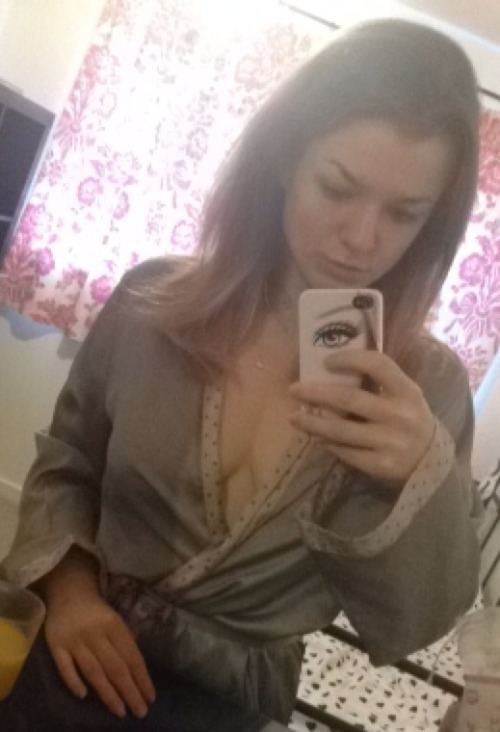 Porn bellevixen:  Some days I am confident makeup-less photos