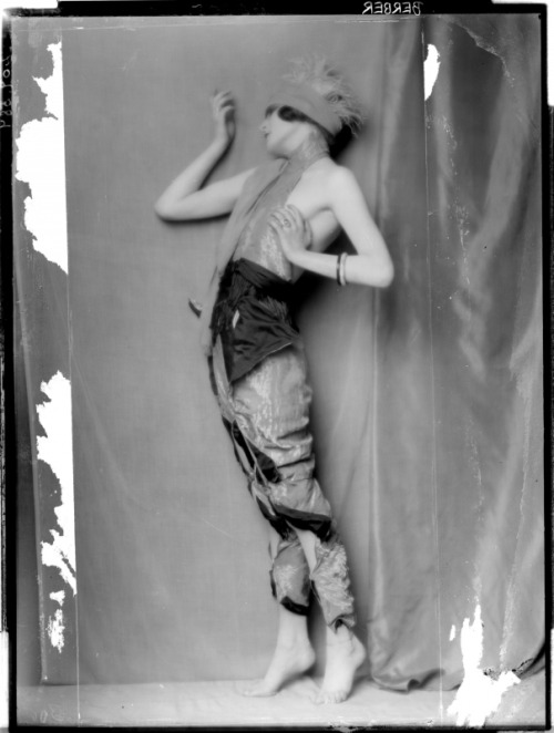 Berber fashion shot, 1921 | related postAtelier Madame d’Ora :: Anita Berber mit Hose, in einem rück