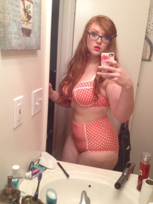 the-curvy-scarlett:  You are pretty, just like the ones in the magazines. 💄👌💋 