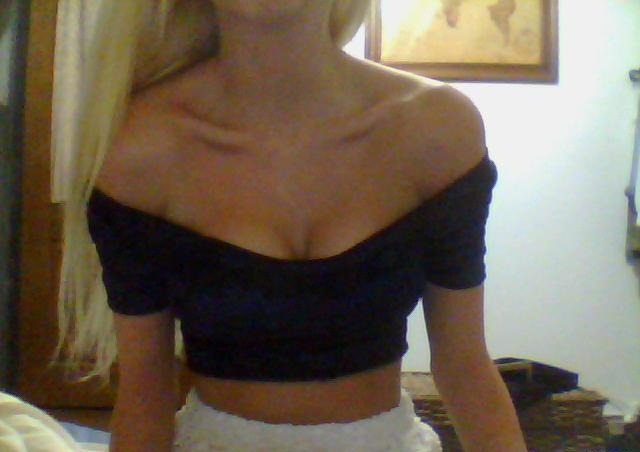 0rganisedmess:  Made an off shoulder, velvet crop!