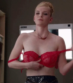 nudecinestar:  Betty Gilpin