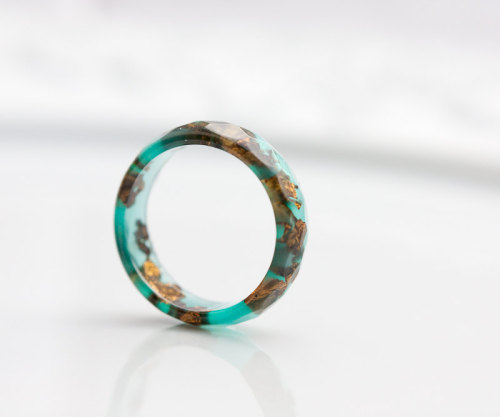 billclintonssaxophone:sosuperawesome:Resin stacking rings by daimblondduuuudde
