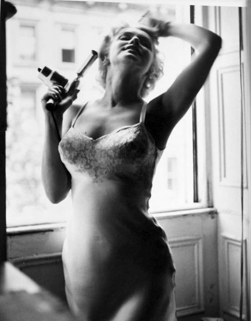 infinitemarilynmonroe:  Marilyn Monroe photographed by George Barris, 1954. 