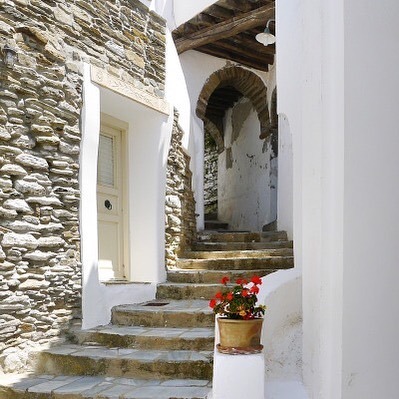 Inviting  . #tinos #tinosisland #summertime #mytinos #tinosme #stairs #morning #cyclades_islands #cy