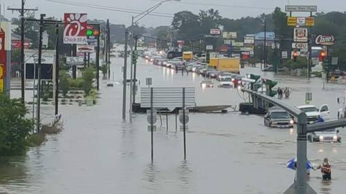 almalexias:Louisiana is experiencing the worst flooding in the history of the state.Over 7,000 peopl