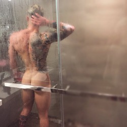 brandonpmyers:  🚿 🍑