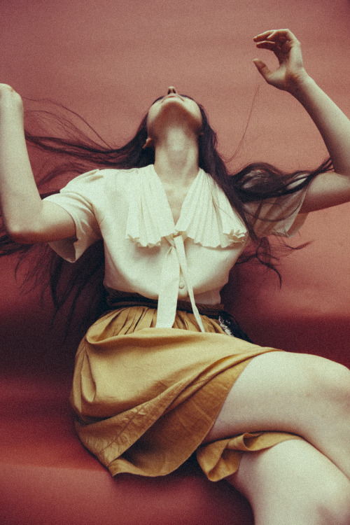 teacakes:  breathingvioletfog:  “A photographer herself, Tara is no stranger to being on the other side of the camera. Some of my favorite images of hers are actually self-portraits. Her confidence and understanding of the tedious photo-making process
