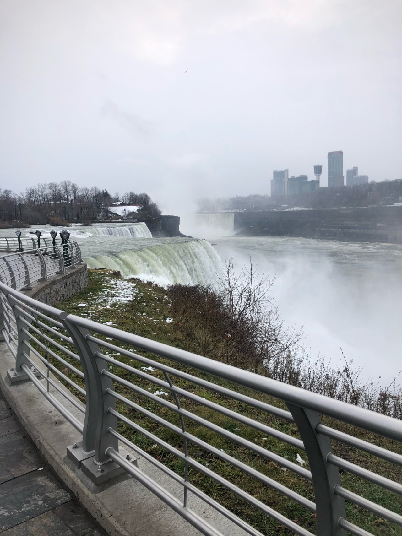 Little day trip to Niagara Falls with @thingssthatmakemewet and her cousin from Germany