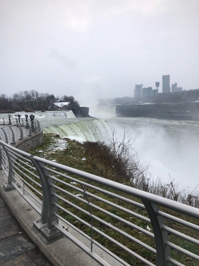 Little day trip to Niagara Falls with @thingssthatmakemewet and her cousin from Germany and her bf. Almost back home now , but was a great adventure day 🥰