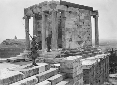 gemsofgreece:If you roamed Athens 100 years agoSoldiers in front of the temple of Athena Nike.Hawker