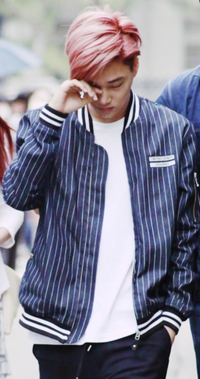 brbcrawlingtokorea: Sleepy pink haired Jongin